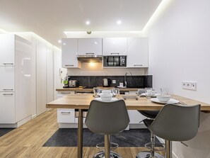 Fridge, microwave, oven, stovetop - Modern apartment for 4 people near the Palais (Cannes)