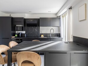Fridge, microwave, oven, stovetop - One-bedroom apartment – ​​Parking and near beach (Cannes)