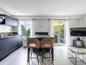 Interior - One-bedroom apartment – ​​Parking and near beach (Cannes)
