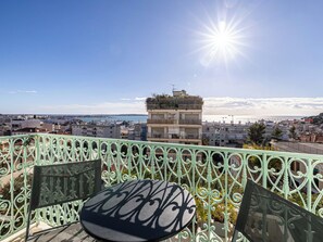 Property grounds - Cozy 2-bedroom apartment with balcony and sea view (Cannes)