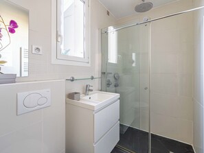 Shower, hair dryer, towels - Cozy 2-bedroom apartment with balcony and sea view (Cannes)