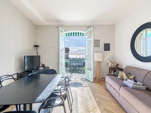 TV - Cozy 2-bedroom apartment with balcony and sea view (Cannes)