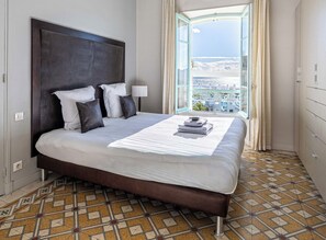 2 bedrooms, iron/ironing board, WiFi, bed sheets - Cozy 2-bedroom apartment with balcony and sea view (Cannes)