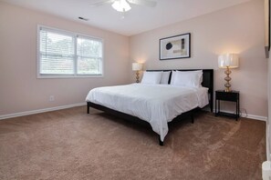 1 bedroom, iron/ironing board, WiFi, bed sheets - Longer Stay 1BR with Comfortable Living & Workspace (Charlotte)