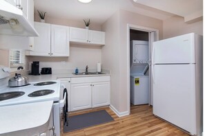 Private kitchen - Longer Stay 1BR with Comfortable Living & Workspace (Charlotte)
