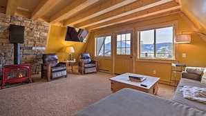 Living area - 4 BR A-Frame Cabin- 15 mins to Winter Park (Tabernash)