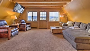 Living area - 4 BR A-Frame Cabin- 15 mins to Winter Park (Tabernash)