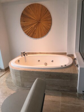 Hårtørrer, håndklæder, Sæbe, Toiletpapir