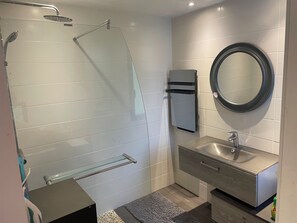 Shower, eco-friendly toiletries, towels, soap - Modern house near the sea (Trébeurden)