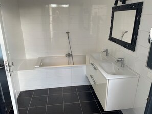 Doccia, asciugamani, sapone, carta igienica