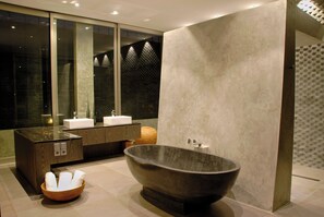 Soap, shampoo, toilet paper - Modern 4BD Villa with Pool in Seminyak (Seminyak)