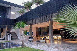 Property grounds - Modern 4BD Villa with Pool in Seminyak (Seminyak)