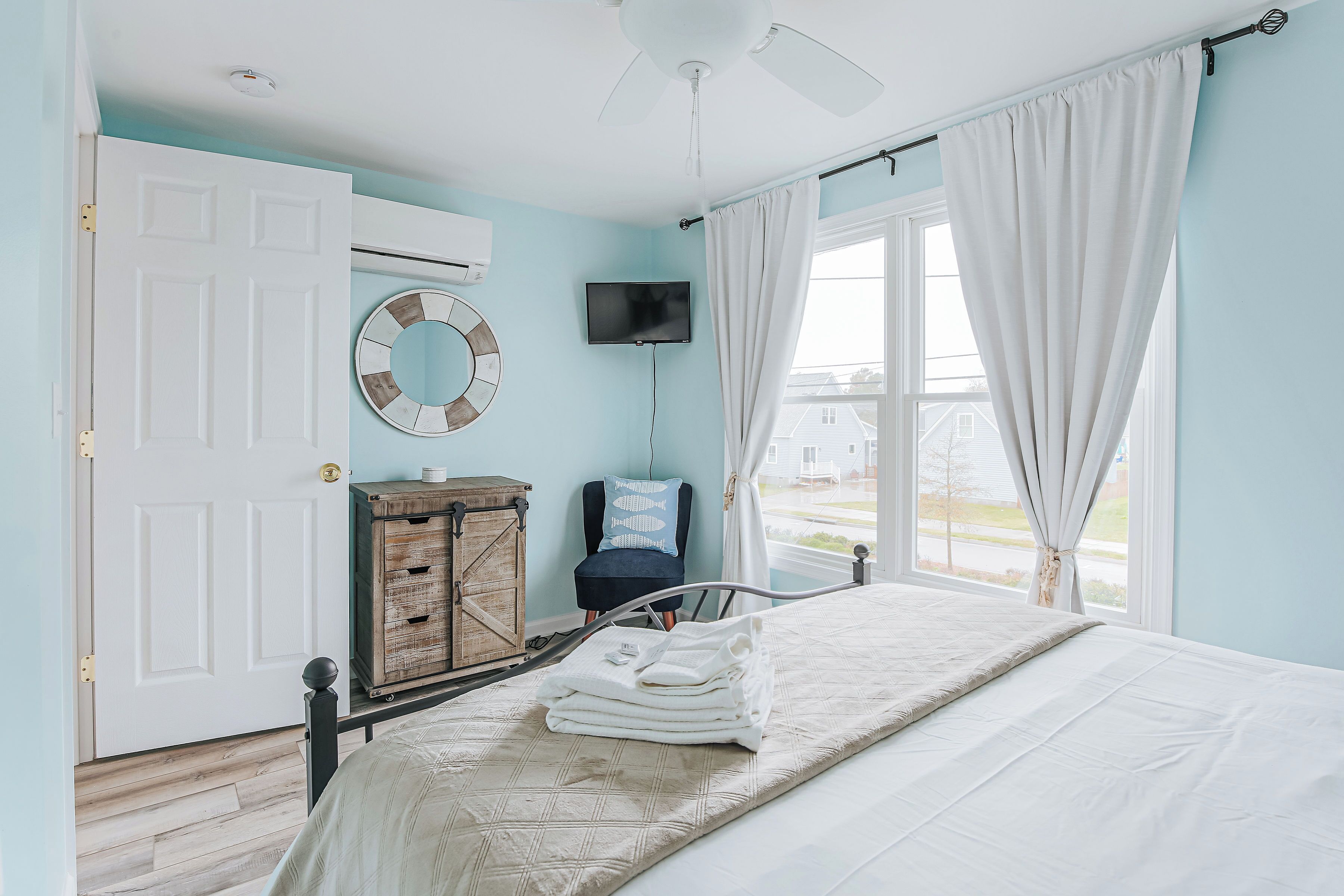 2 bedrooms, desk, iron/ironing board, travel cot