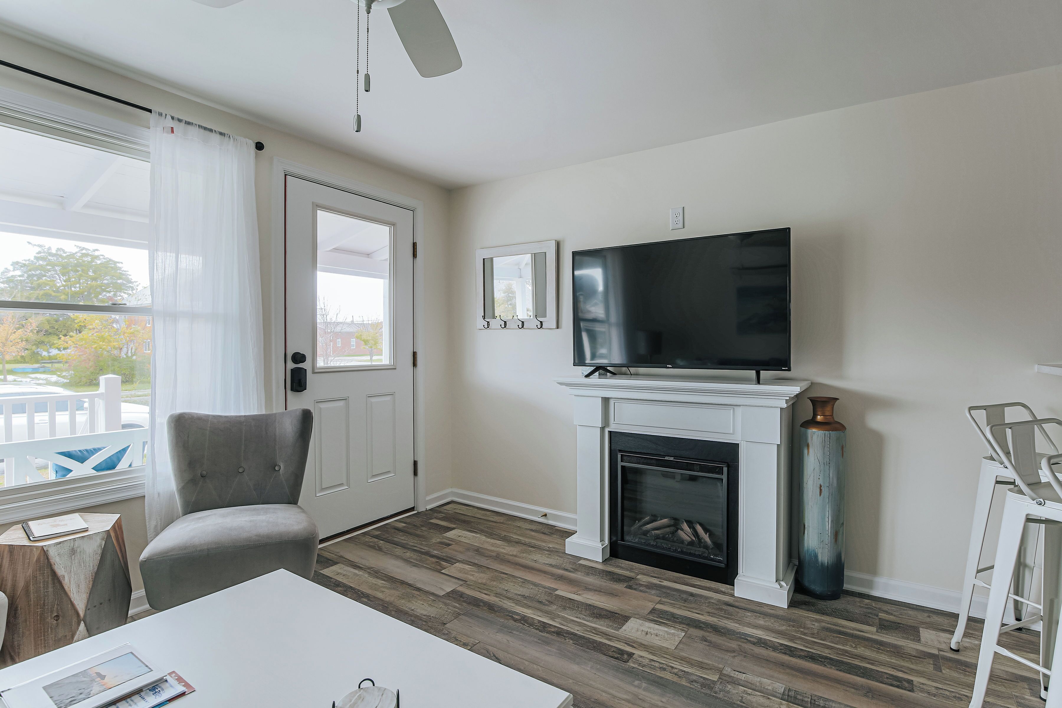 Een smart-tv, een open haard en boeken