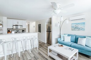 Una Smart TV, una chimenea, libros