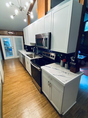 Fridge, microwave, oven, stovetop - Blue Flamingo Getaway - Just outside marina entrance (Fairfield Bay)