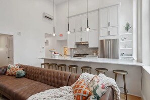 TV, offices - Premium CBD Hotel Suite | Near French Quarter (New Orleans)