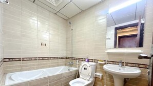 Towels, toilet paper - The Hive Partition Room in Tecom (Dubai)
