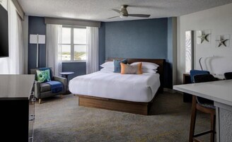 Caja de seguridad en la habitación y tabla de planchar con plancha 