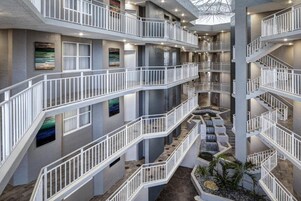 Studio, 1 King Bed, Non Smoking, Balcony | Interior