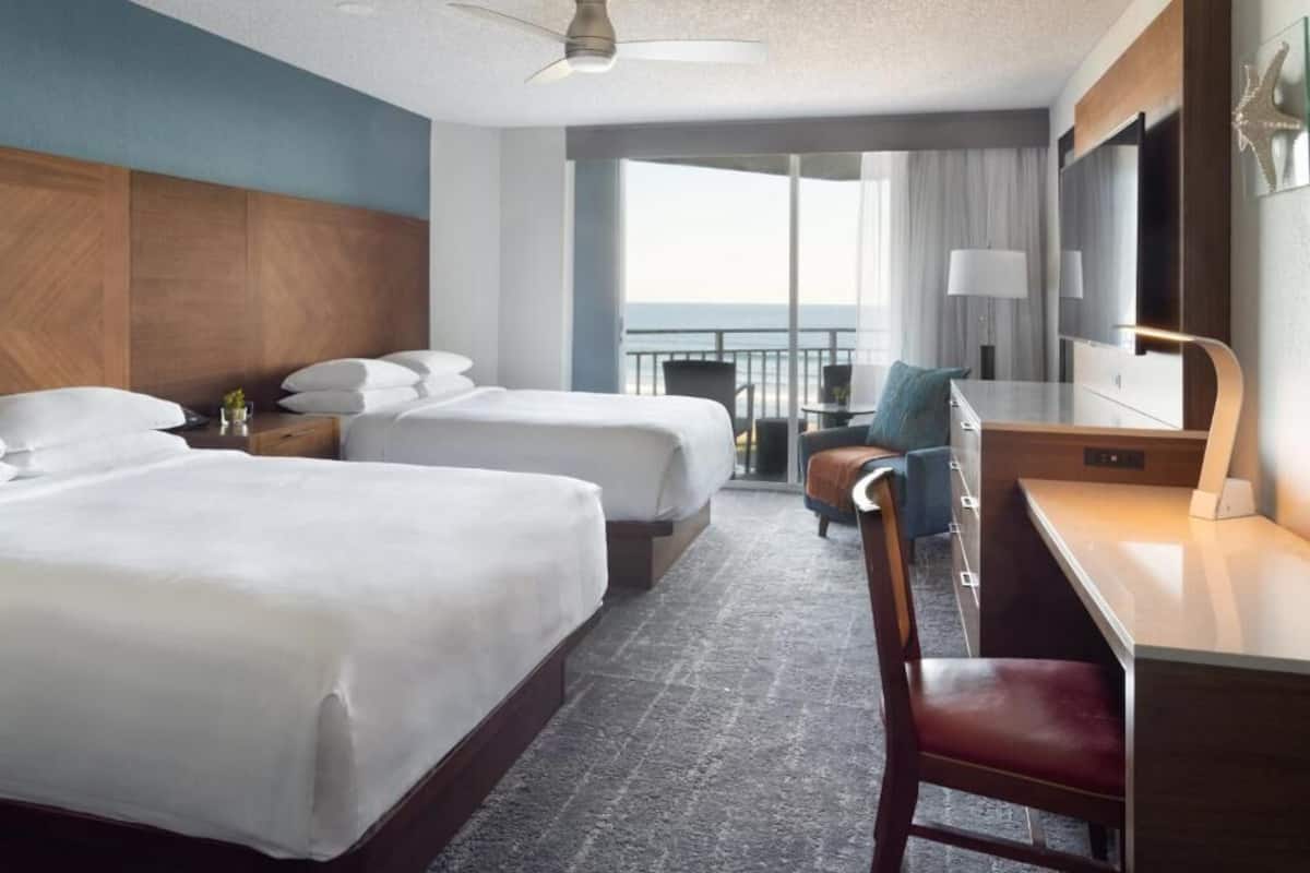 Coffres-forts dans les chambres, fer et planche à repasser