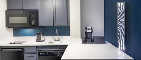 Studio, 1 King Bed, Non Smoking, Balcony | Private kitchen