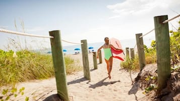 Estudio, 1 cama de matrimonio grande, no fumadores, balcón | Playa | Ubicación a pie de playa, tumbonas, sombrillas y toallas de playa