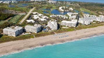 Studio, 1 Tempat Tidur King, Bebas Asap Rokok, balkon | Pantai | Di pantai, kursi berjemur, payung pantai, dan handuk pantai