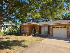 Exterior - Lovely 4-bedroom house in vibrant Austin neighborhood (Austin)