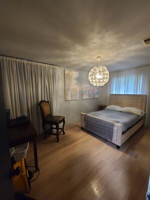4 bedrooms, desk, iron/ironing board, free WiFi