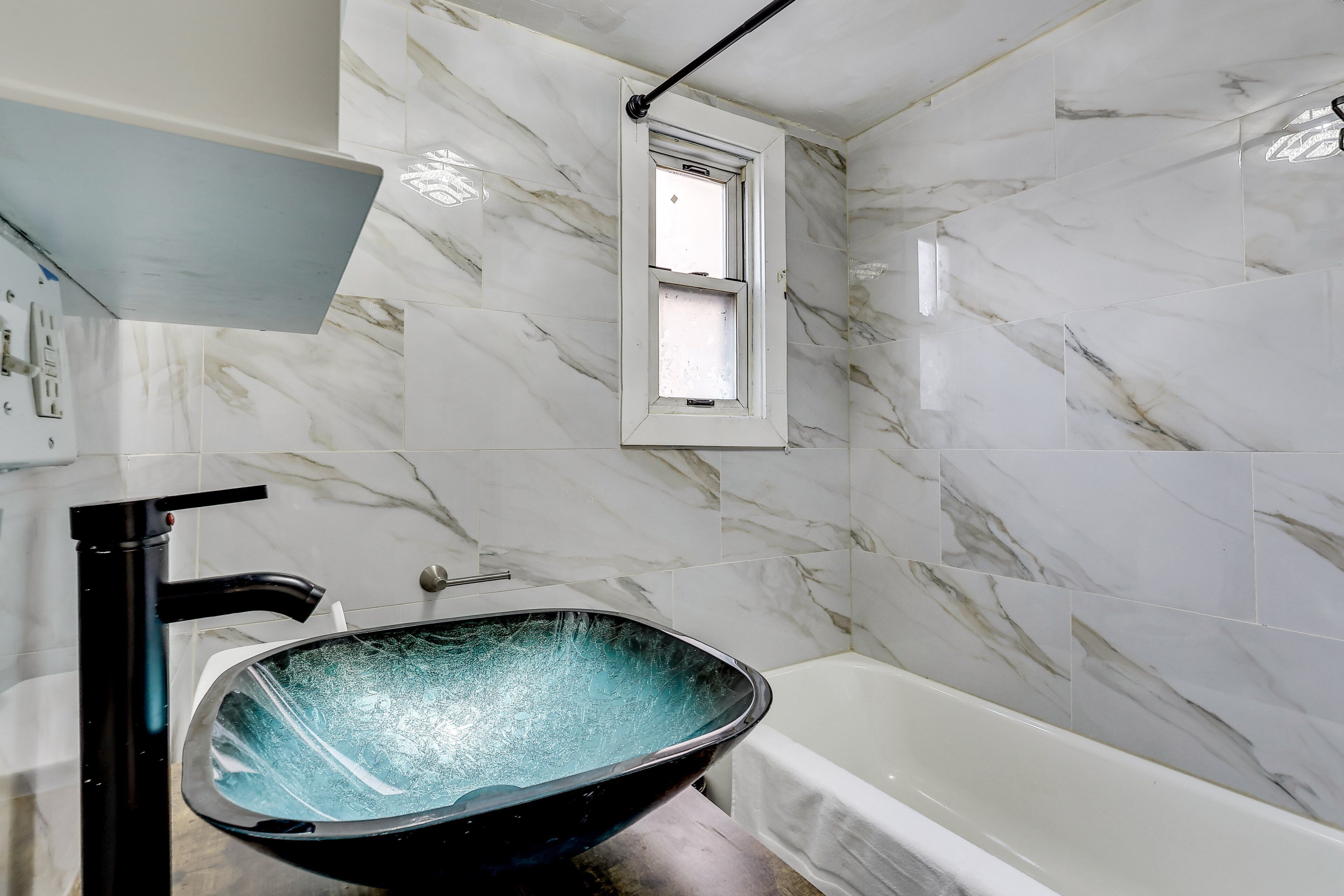 Een bidet, handdoeken, zeep, toiletpapier