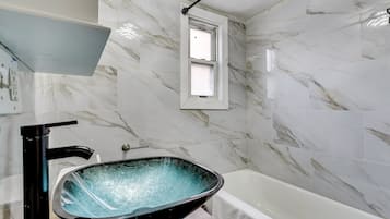 Een bidet, handdoeken, zeep, toiletpapier