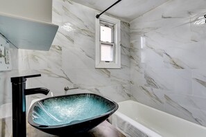 Bidet, serviettes fournies, savon, papier de toilette