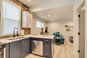 Private kitchen - Modern Studio w/ Full Kitchen & In-Unit Laundry (Salt Lake City)
