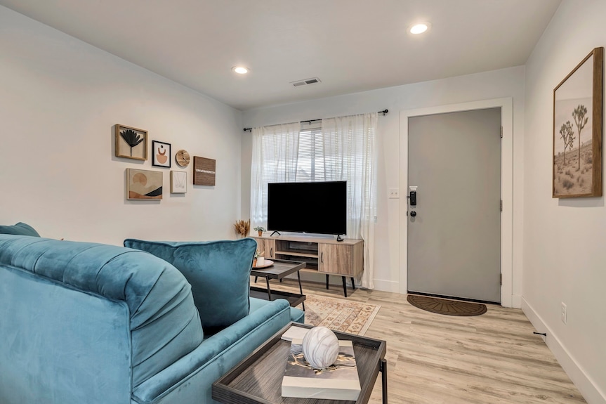 Modern Studio W/ Full Kitchen & In-unit Laundry - Salt Lake City, UT