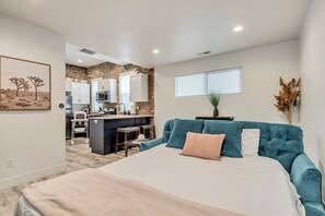 1 bedroom, Internet, bed sheets - Modern Studio w/ Full Kitchen & In-Unit Laundry (Salt Lake City)