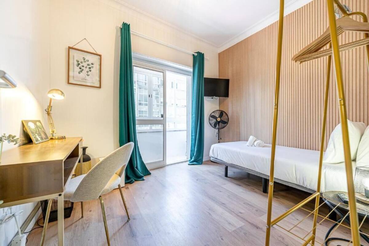 Singola Deluxe, balcone | Ferro/asse da stiro, Wi-Fi gratuito