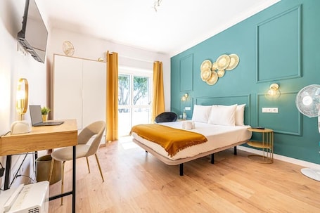 Tabla de planchar con plancha y wifi gratis . Goa Square Guesthouse by Lisbon with Sintra