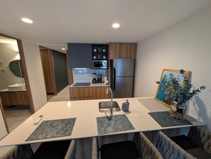 Fridge, microwave, stovetop, coffee/tea maker - Cozy two bedroom apartment in Colonia Americana. Roof garden, pool and parking. (Guadalajara)