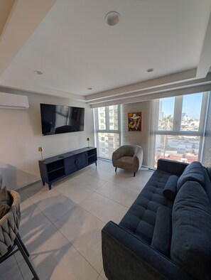 Smart TV - Cozy two bedroom apartment in Colonia Americana. Roof garden, pool and parking. (Guadalajara)