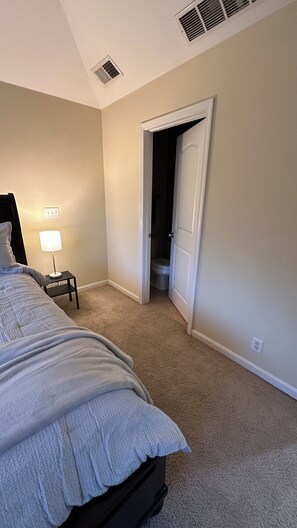 1 bedroom, iron/ironing board, Internet, bed sheets - Tranquil Gated 1-bedroom condo in Clifton with AC in charming Louisville (Louisville)