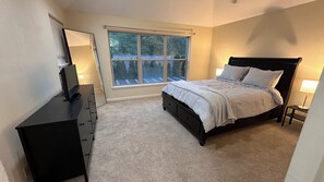 1 bedroom, iron/ironing board, Internet, bed sheets - Tranquil Gated 1-bedroom condo in Clifton with AC in charming Louisville (Louisville)