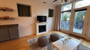 TV - Tranquil Gated 1-bedroom condo in Clifton with AC in charming Louisville (Louisville)