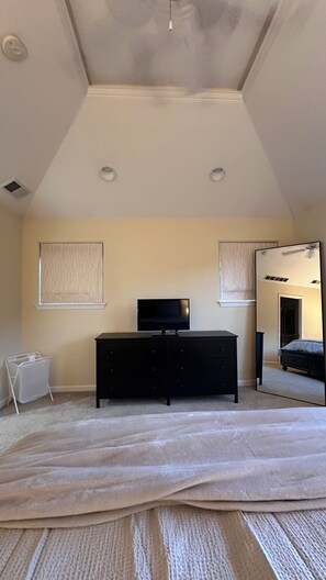 1 bedroom, iron/ironing board, Internet, bed sheets - Tranquil Gated 1-bedroom condo in Clifton with AC in charming Louisville (Louisville)