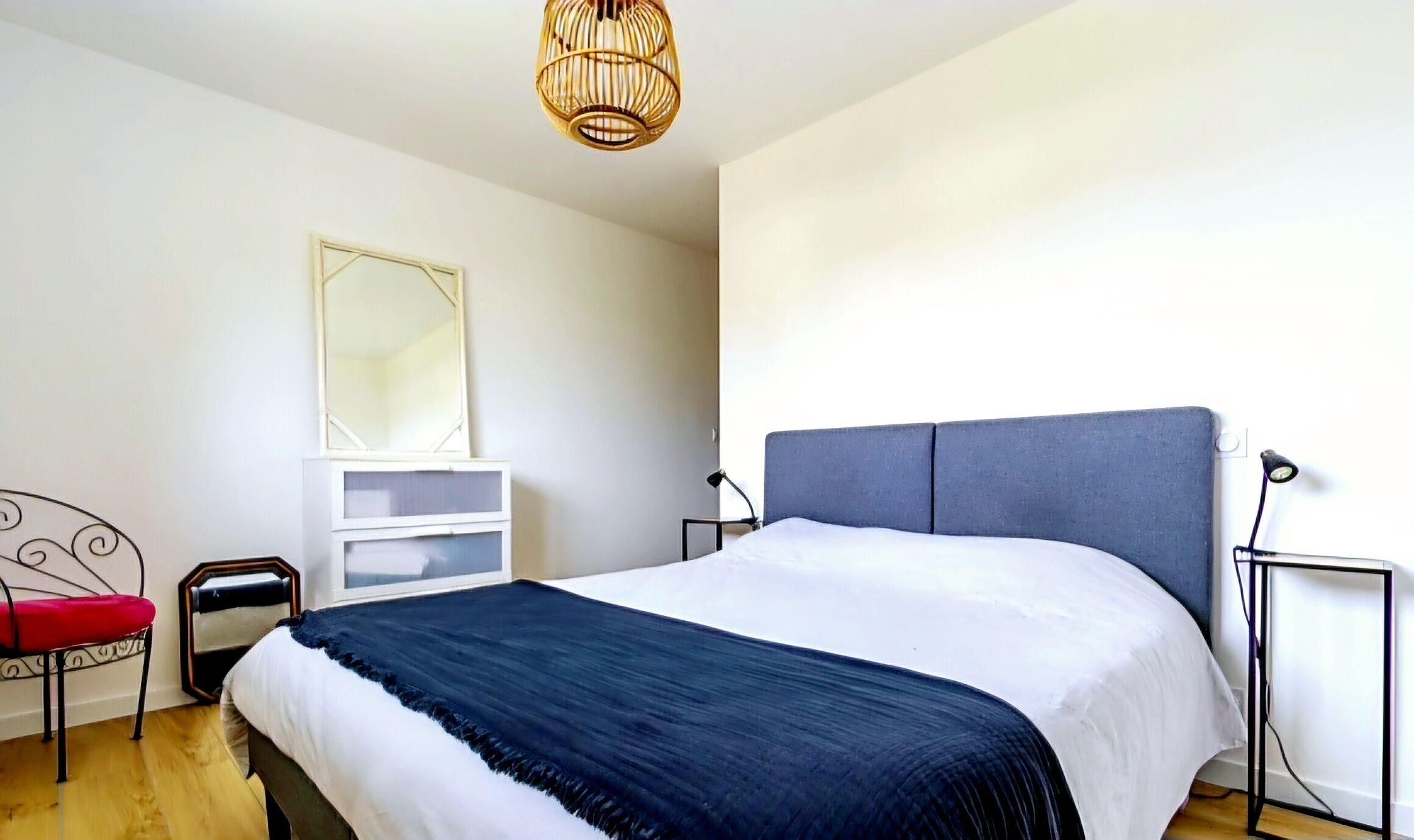 4 عدّة غرف نوم ومكواة/لوح كي وواي فاي وملاءات أسرّة