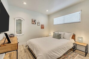 2 bedrooms, Internet, bed sheets - Private Modern Stay Smart TVs & Fast WiFi (Salt Lake City)