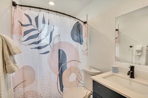 Towels, toilet paper - Private Modern Stay Smart TVs & Fast WiFi (Salt Lake City)