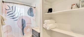 Private Modern Stay Smart TVs & Fast WiFi