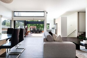 Living area - Modern Newnham Retreat (Newnham)