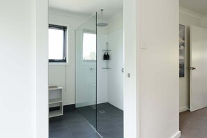 Bathroom - Modern Newnham Retreat (Newnham)